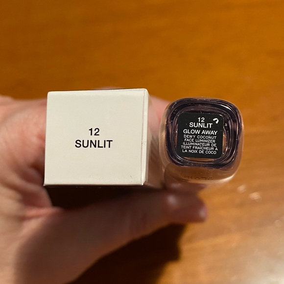 Marc Jacobs Glow Away Dewy Coconut Face Luminizer - Picture 9 of 14